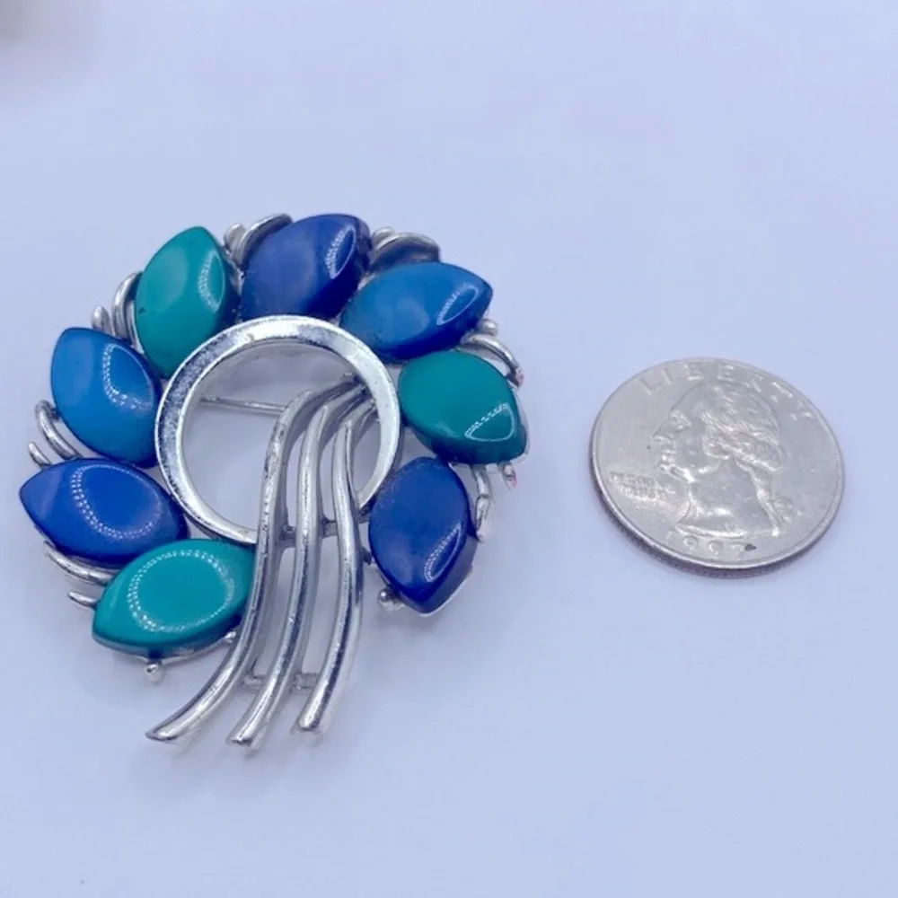 Vintage Signed LISNER Moonglow Wreath Brooch • Teal & Blue Thermoset Lucite
